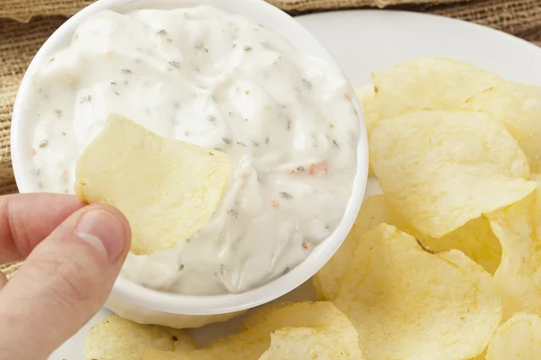 Fresh Potato Chips with Ranch Dip — Stock Photo, Image