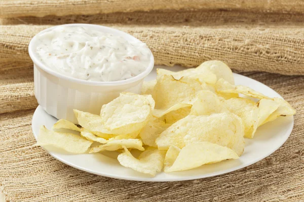 Fresh Potato Chips with Ranch Dip — Stock Photo, Image