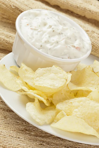 Fresh Potato Chips with Ranch Dip — Stock Photo, Image
