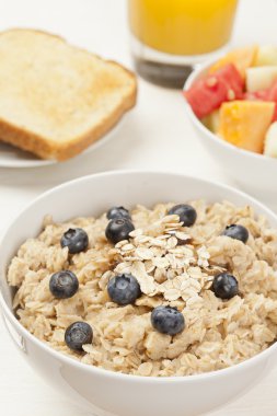 yaban mersini ile organik pişmiş yulaf ezmesi