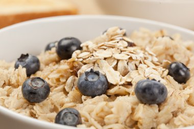 yaban mersini ile organik pişmiş yulaf ezmesi