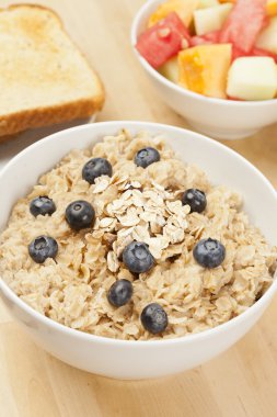 yaban mersini ile organik pişmiş yulaf ezmesi