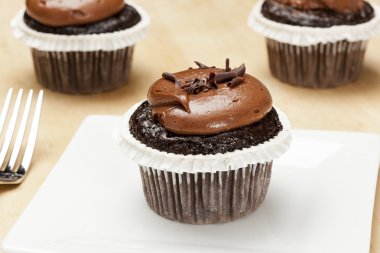 Çikolatalı buzlu kek