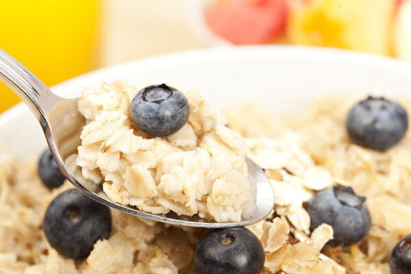 Органическая вареная овсянка с черникой
