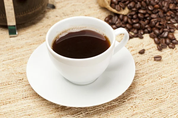 Чёрный кофе с кофейными зёрнами — стоковое фото