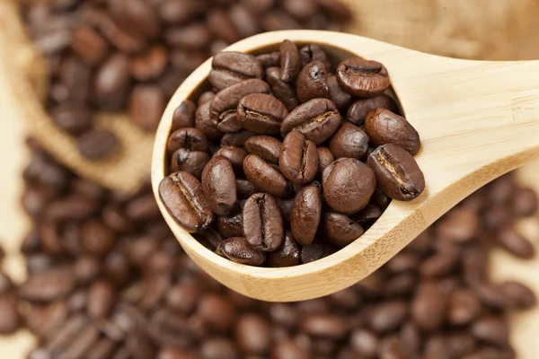 Grains de café biologiques noirs — Photo