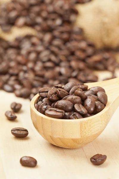 Grãos de café orgânicos pretos — Fotografia de Stock