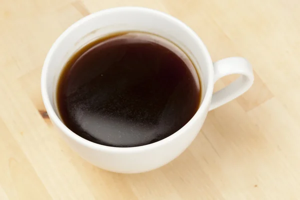 Caffè nero con chicchi di caffè — Foto Stock