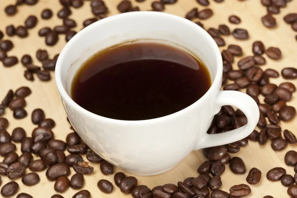 Schwarzer Kaffee mit Kaffeebohnen — Stockfoto