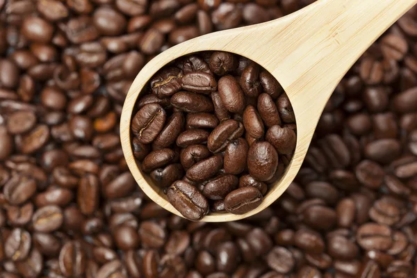 Grains de café biologiques noirs — Photo