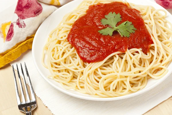 Bütün tahıl domates soslu makarna — Stok fotoğraf