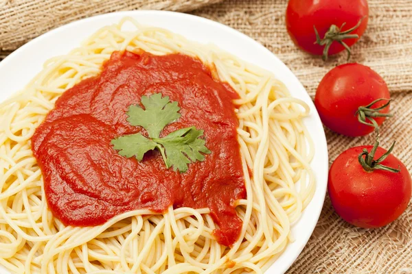 Celozrnné těstoviny s rajčatovou omáčkou — Stock fotografie