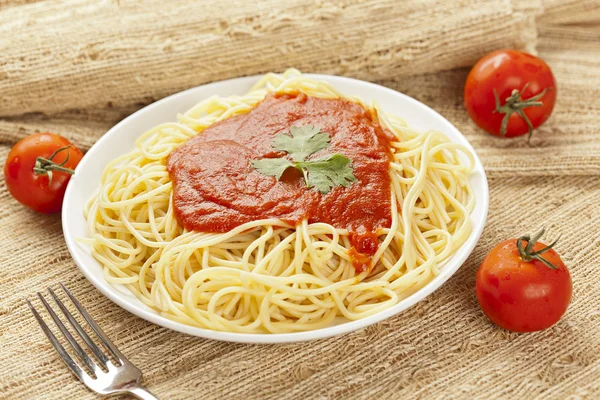 Pasta de grano entero con salsa de tomate —  Fotos de Stock