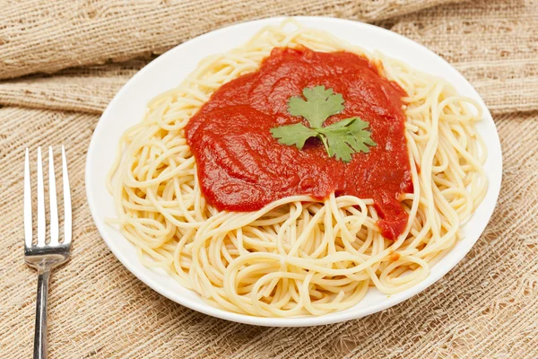 Pasta de grano entero con salsa de tomate —  Fotos de Stock