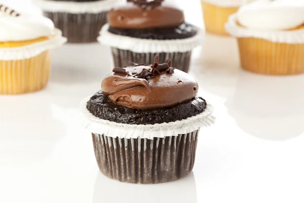 Choklad och vanilj frostat cupcake — Stockfoto