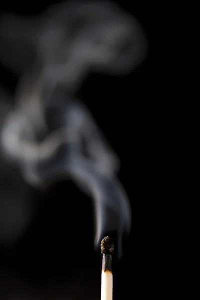 Fumar partidos de madera quemada — Foto de Stock