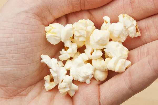 Krokante witte beboterde popcorn — Stockfoto