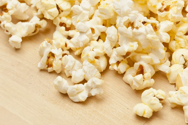 Krokante witte beboterde popcorn — Stockfoto