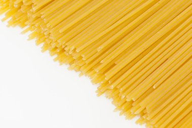 bir paket kuru spagetti