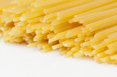 bir paket kuru spagetti