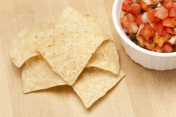 Tortilla batatas fritas e salsa — Fotografia de Stock