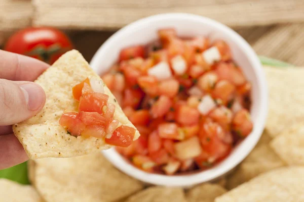 Tortilla batatas fritas e salsa — Fotografia de Stock