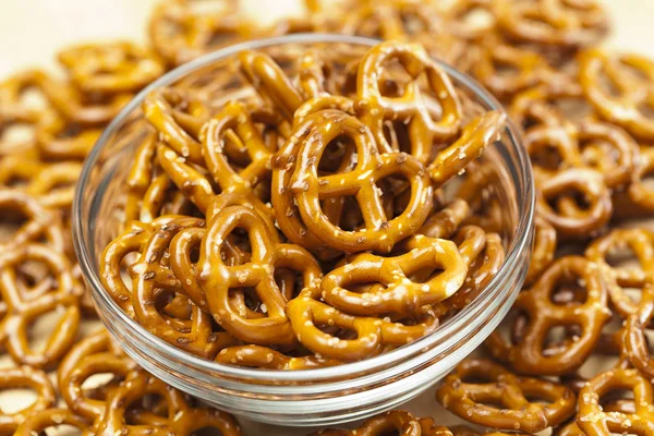 Färska fullkornsvete pretzels — Stockfoto