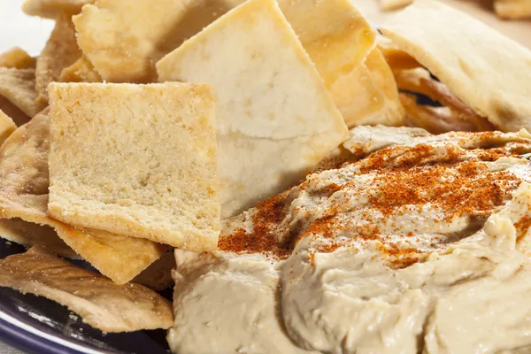 Chips caseros crujientes de Pita con hummus — Foto de Stock