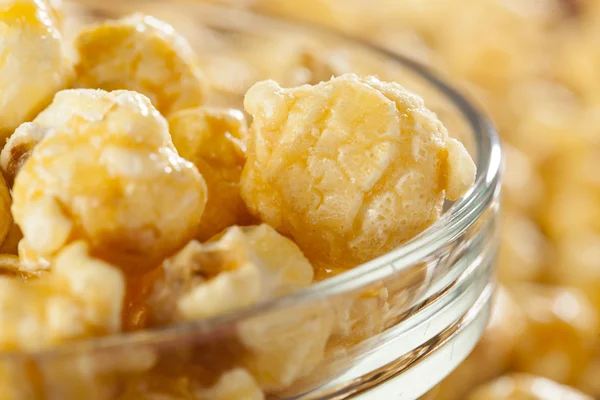 Huisgemaakte verse popped karamel popcorn — Stockfoto