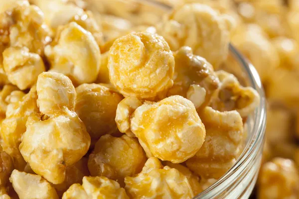 Házi friss durrantott Popcorn karamell — Stock Fotó