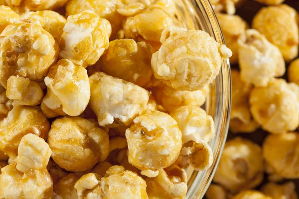 Hausgemachtes frisch geknalltes Karamell-Popcorn — Stockfoto