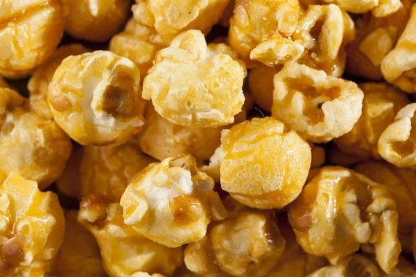 Huisgemaakte verse popped karamel popcorn — Stockfoto