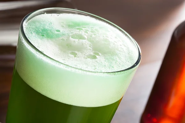 Bière verte teinte pour la Saint-Patricks Day — Photo