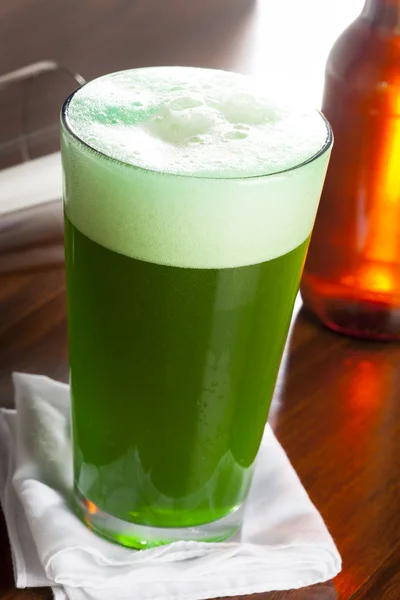 Bière verte teinte pour la Saint-Patricks Day — Photo