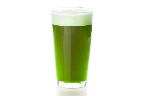 Cerveja verde tingida para o dia de St. Patricks — Fotografia de Stock