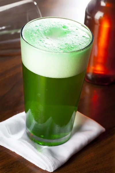 Cerveja verde tingida para o dia de St. Patricks — Fotografia de Stock