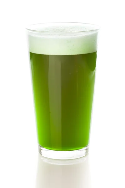 Cerveza verde teñida para el Día de San Patricio — Foto de Stock