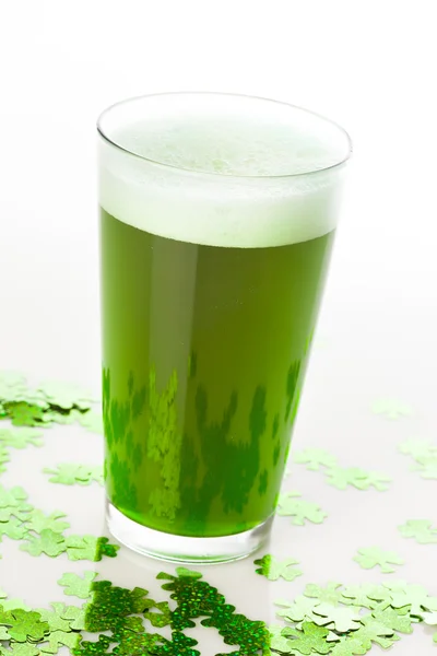 Gefärbtes grünes Bier zum St. Patricks Day — Stockfoto