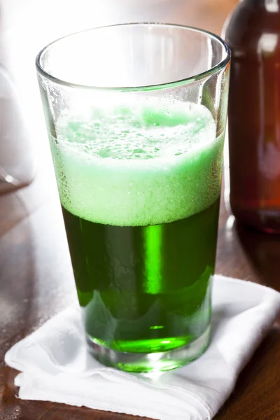 Geverfd groene bier voor st. patricks dag — Stockfoto