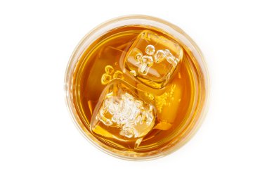 altın kahverengi viski buzlu