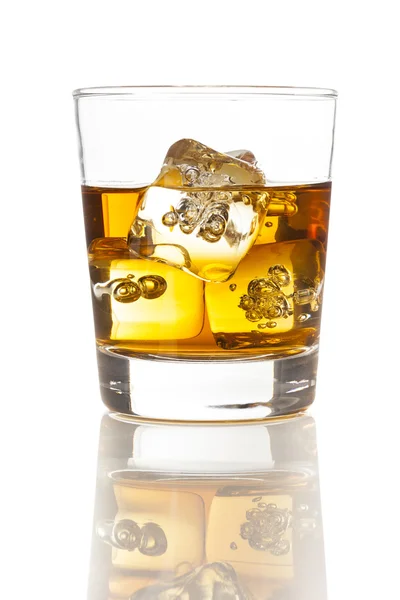 岩の上の黄金の茶色ウイスキー — ストック写真