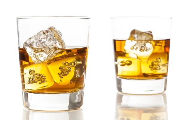 Gouden bruin whisky op de rotsen — Stockfoto