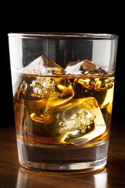 Золотой коричневый виски на скалах — стоковое фото