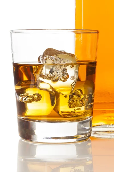 Gouden bruin whisky op de rotsen — Stockfoto