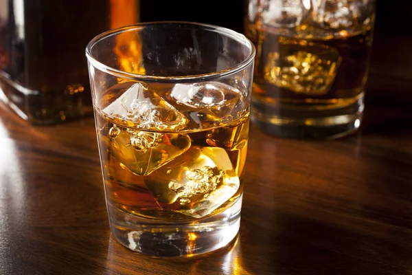 Gouden bruin whisky op de rotsen — Stockfoto