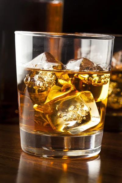 Złote brązowy whisky na skałach — Zdjęcie stockowe