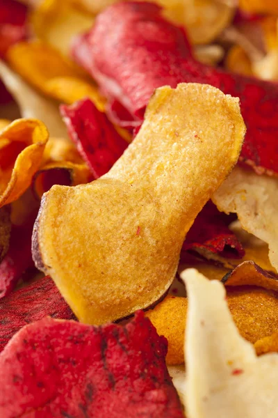 Frisch geschnittene Bio-Gemüsechips — Stockfoto