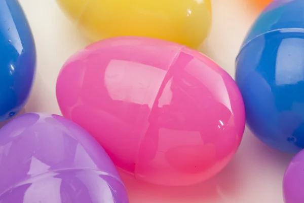 Uova di Pasqua in plastica colorata — Foto Stock