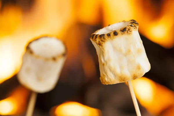 Heerlijke witte pluizige geroosterde marshmallows — Stockfoto