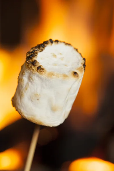 Heerlijke witte pluizige geroosterde marshmallows — Stockfoto